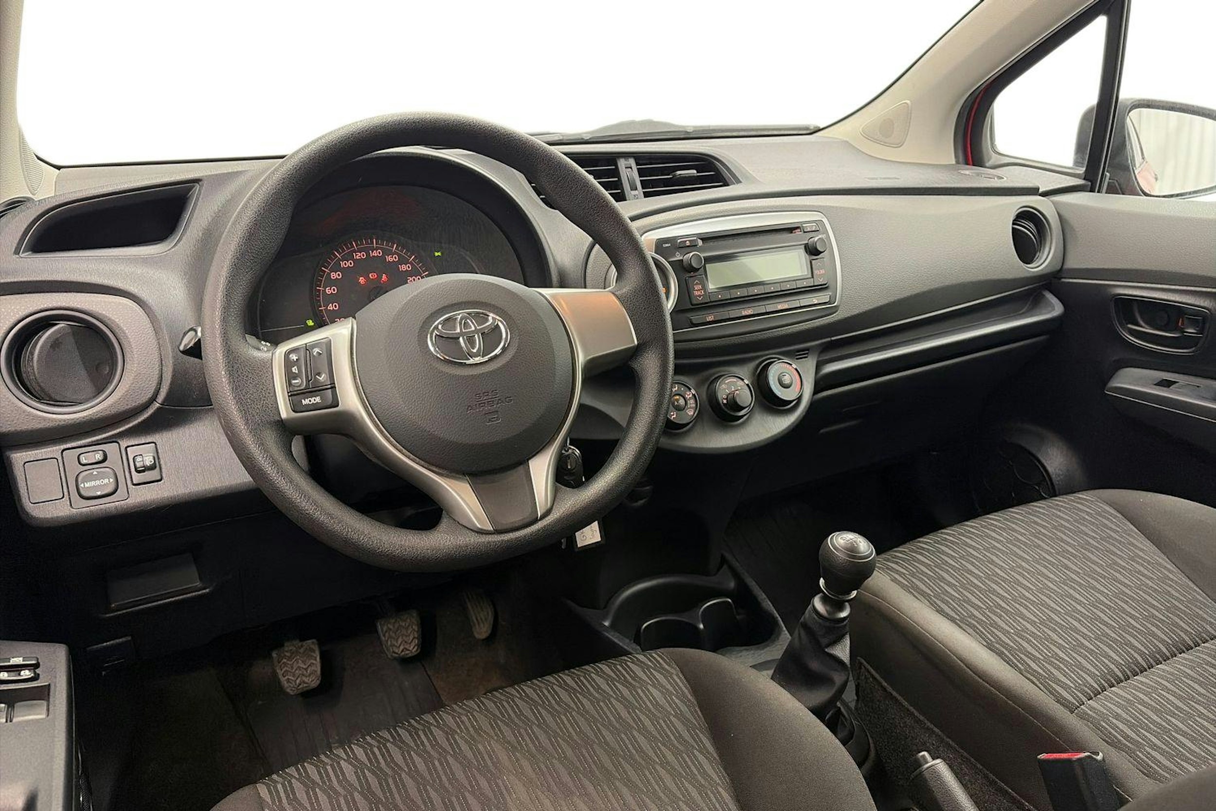 punainen Toyota Yaris 2012 kuva 6.