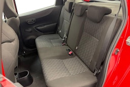 punainen Toyota Yaris 2012 kuva 8.