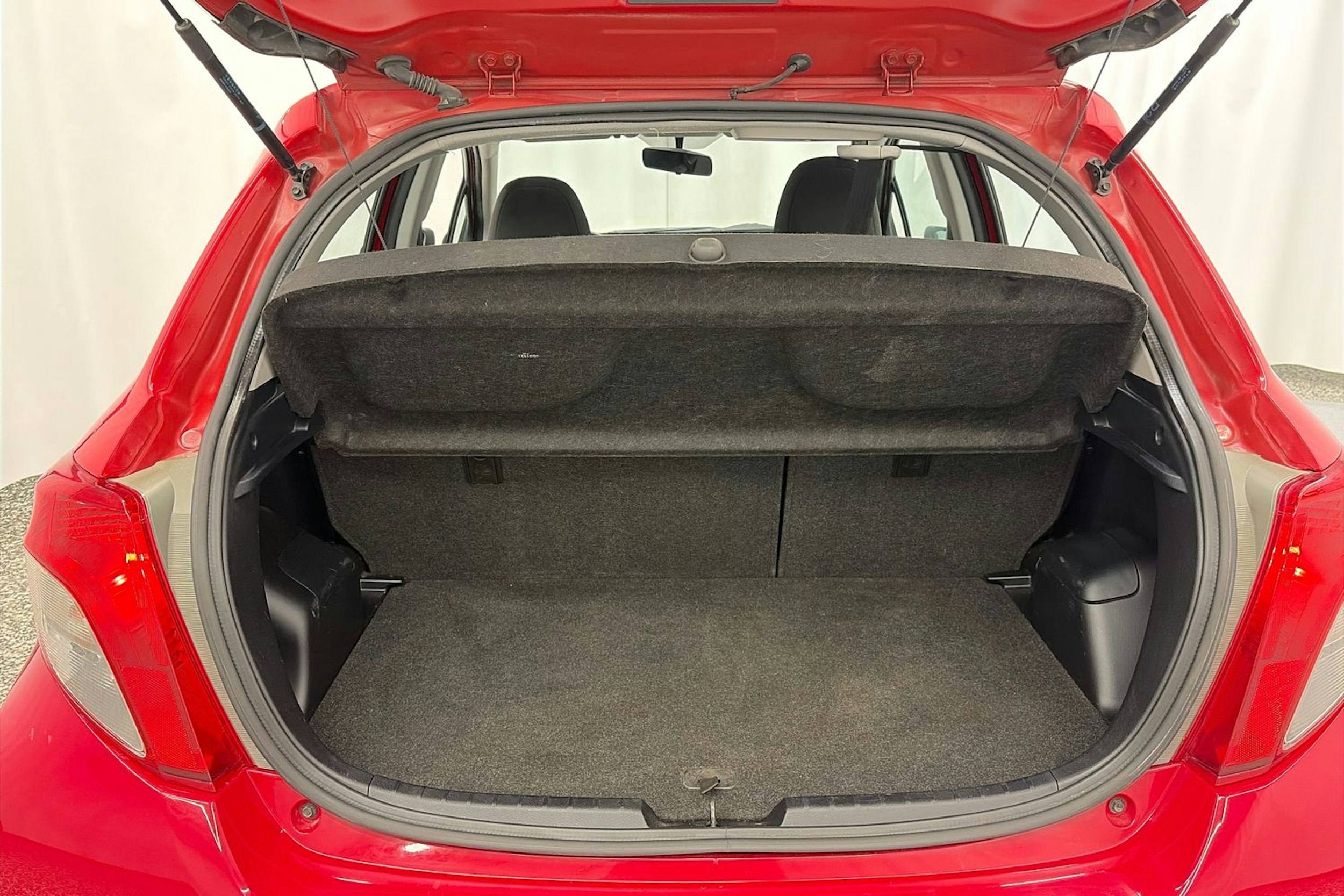 punainen Toyota Yaris 2012 kuva 11.