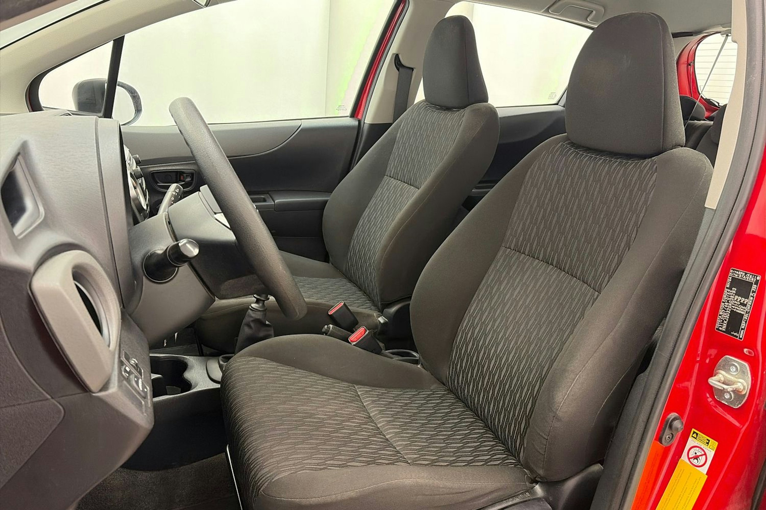 punainen Toyota Yaris 2012 kuva 12.