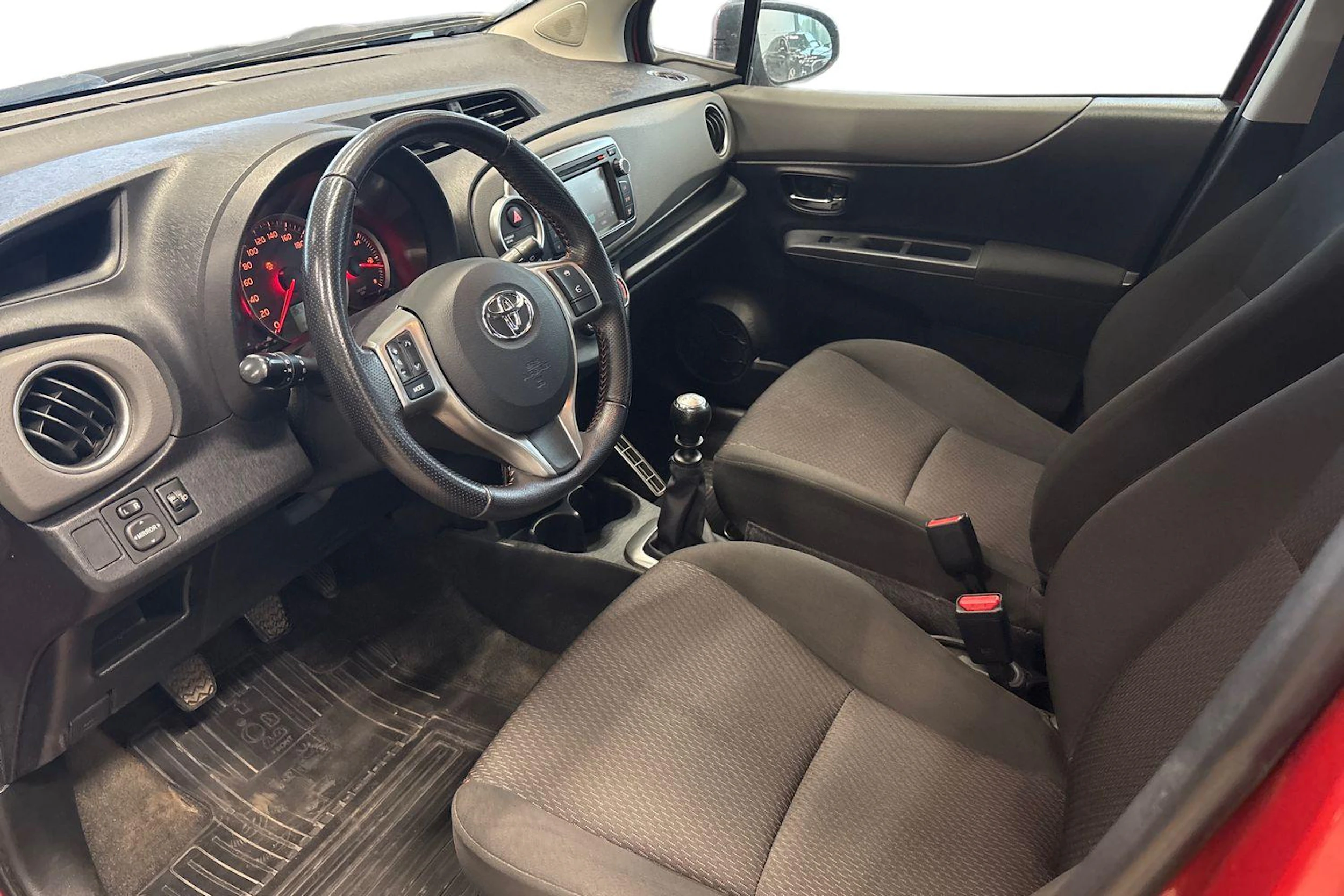 punainen Toyota Yaris 2012 kuva 3.