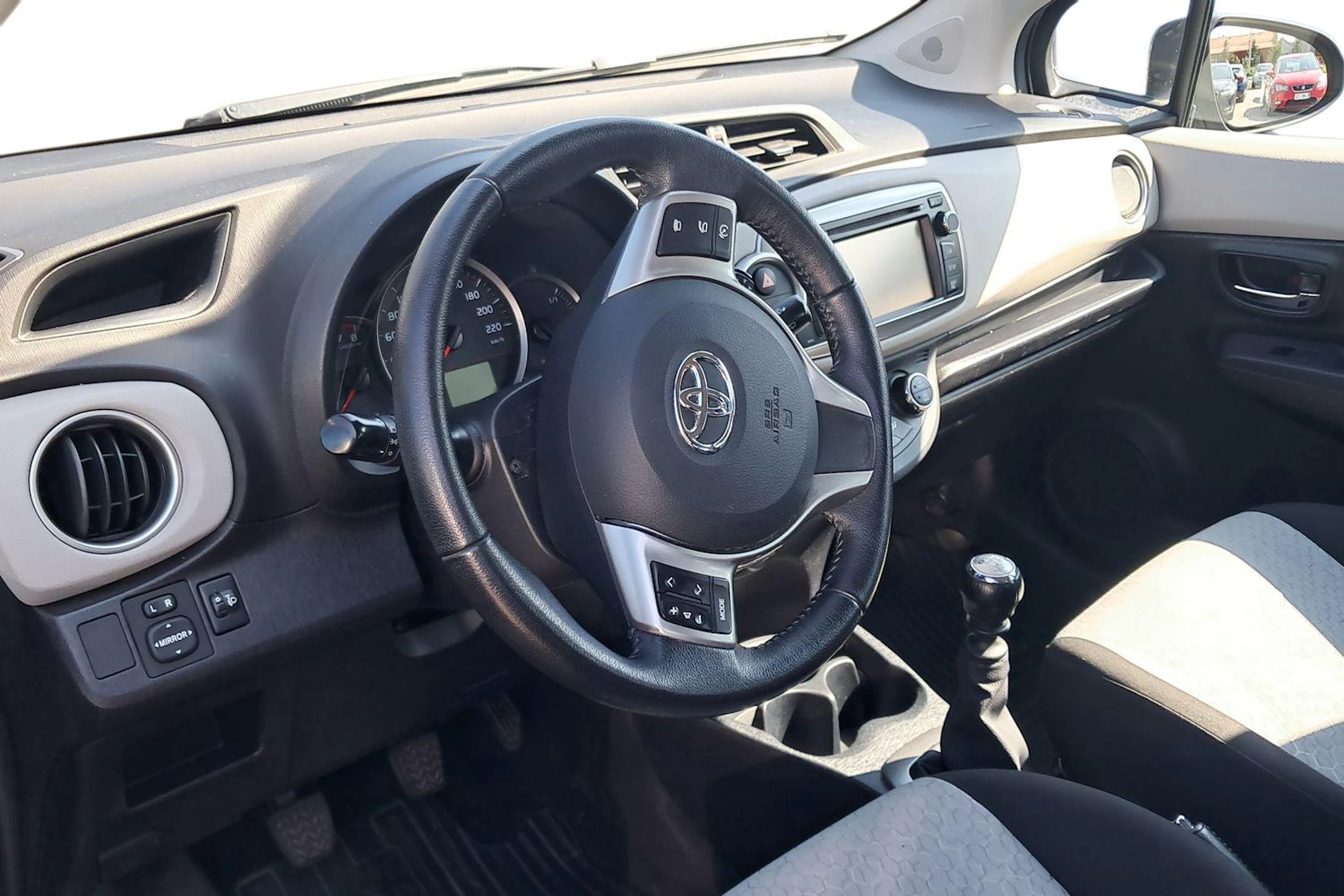 harmaa Toyota Yaris 2012 kuva 3.
