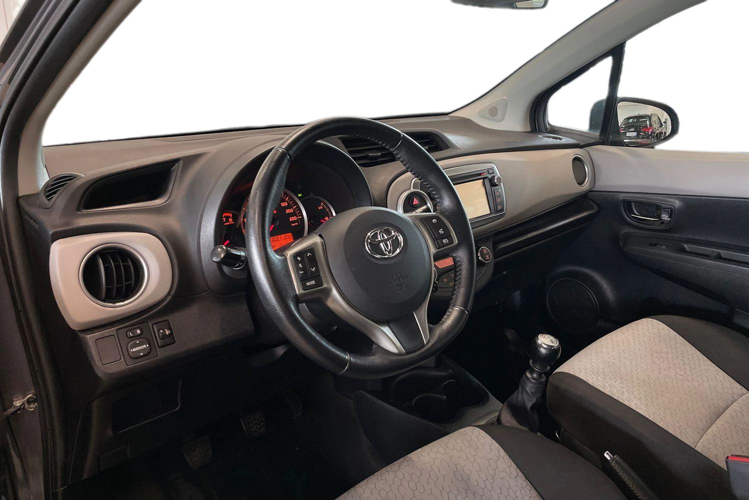harmaa Toyota Yaris 2012 kuva 6.