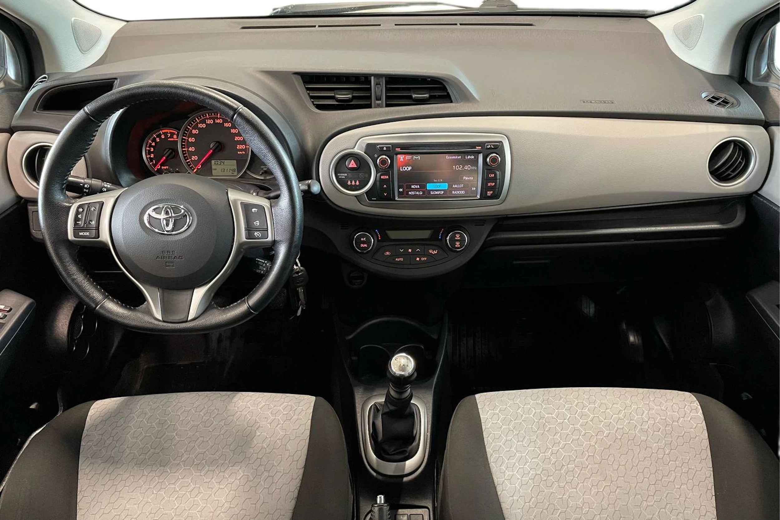 harmaa Toyota Yaris 2012 kuva 7.