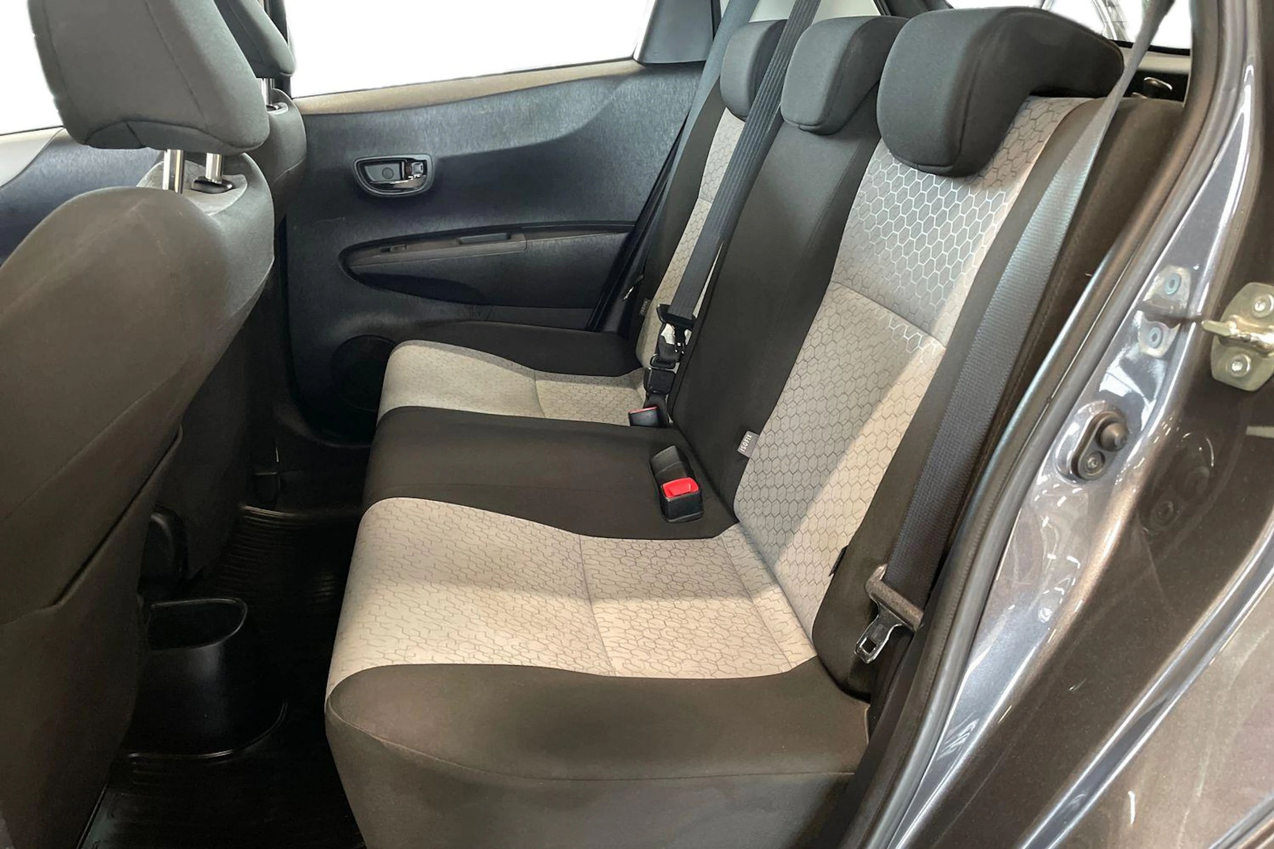 harmaa Toyota Yaris 2012 kuva 8.