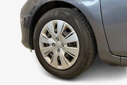 harmaa Toyota Yaris 2012 kuva 9.