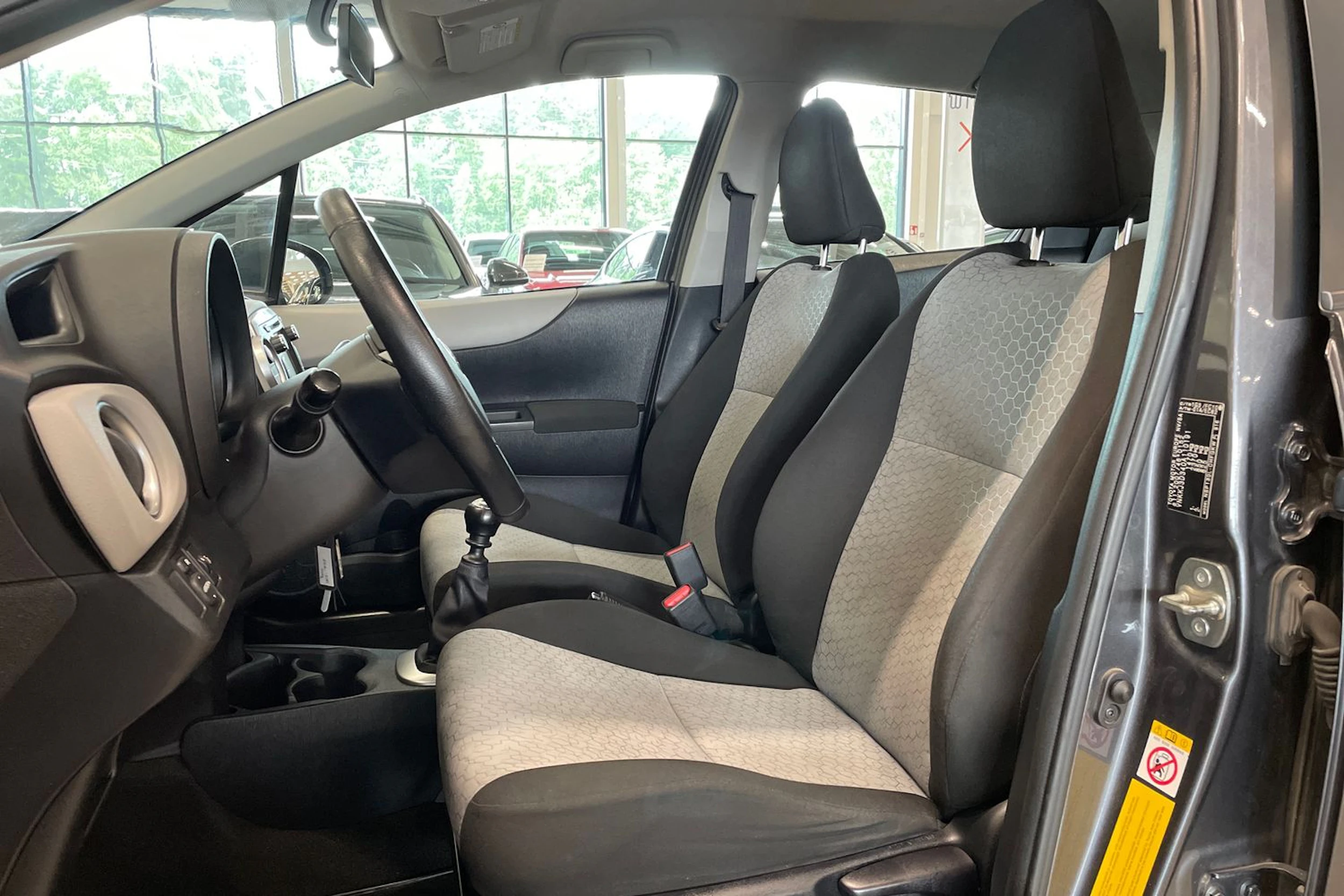 harmaa Toyota Yaris 2012 kuva 11.