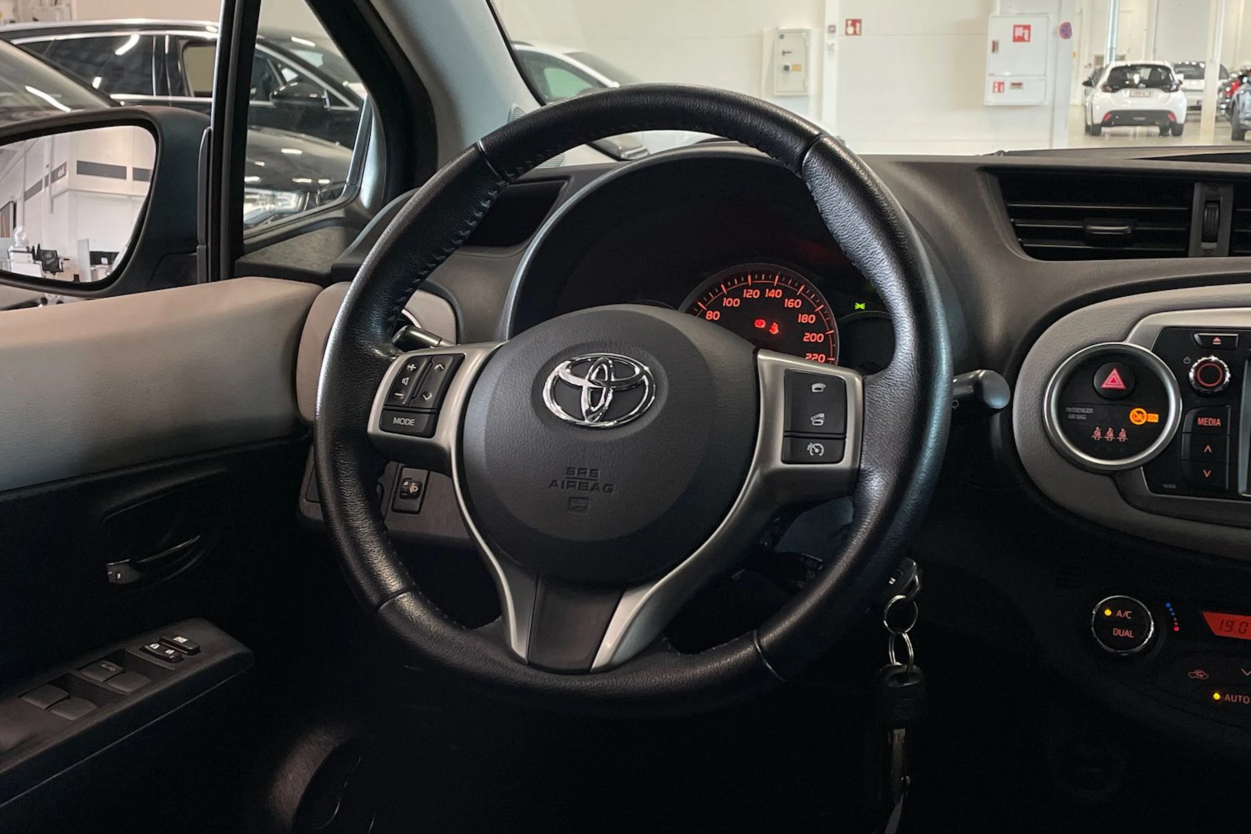 harmaa Toyota Yaris 2012 kuva 12.