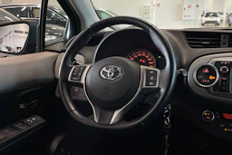 harmaa Toyota Yaris 2012 kuva 12.