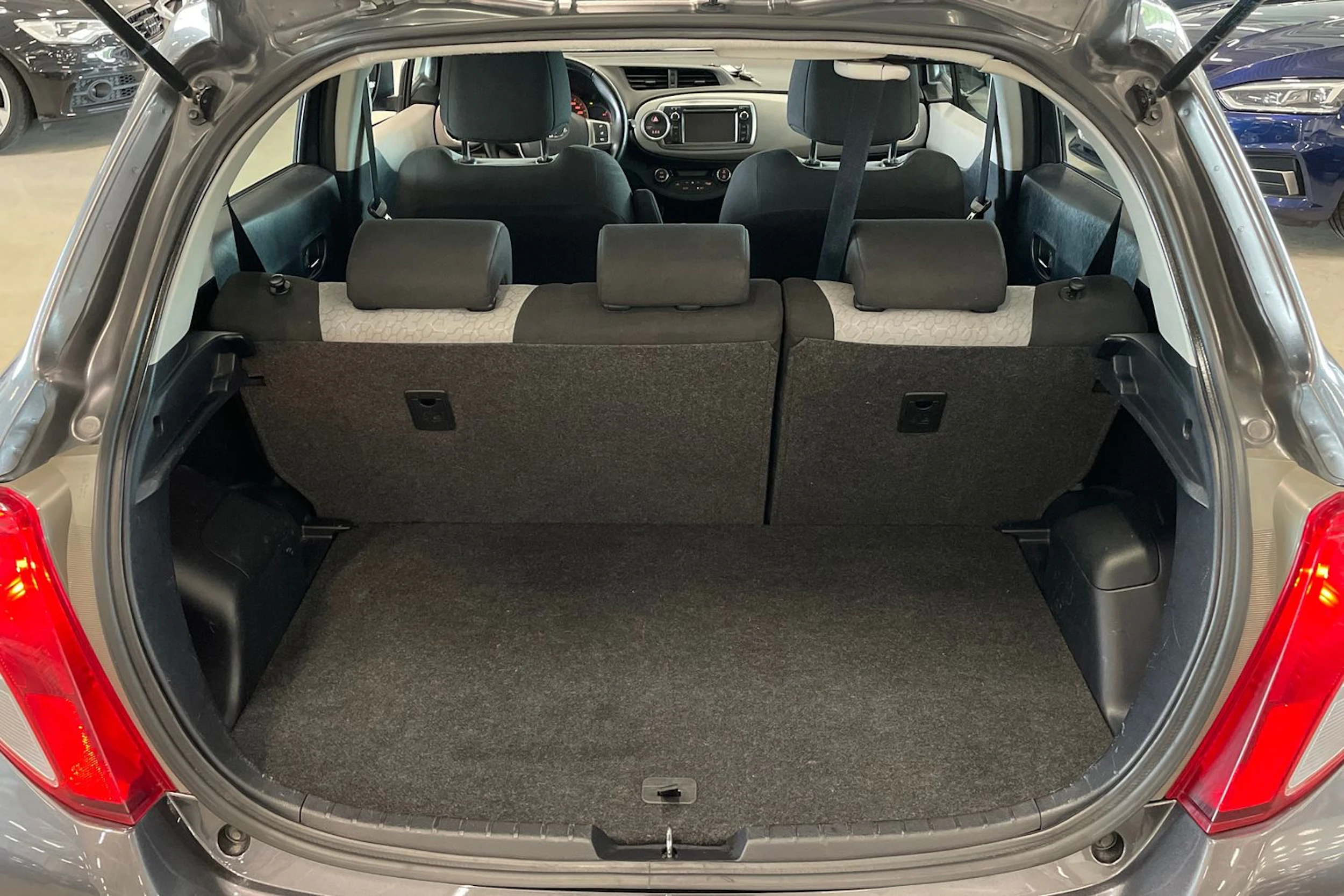 harmaa Toyota Yaris 2012 kuva 23.
