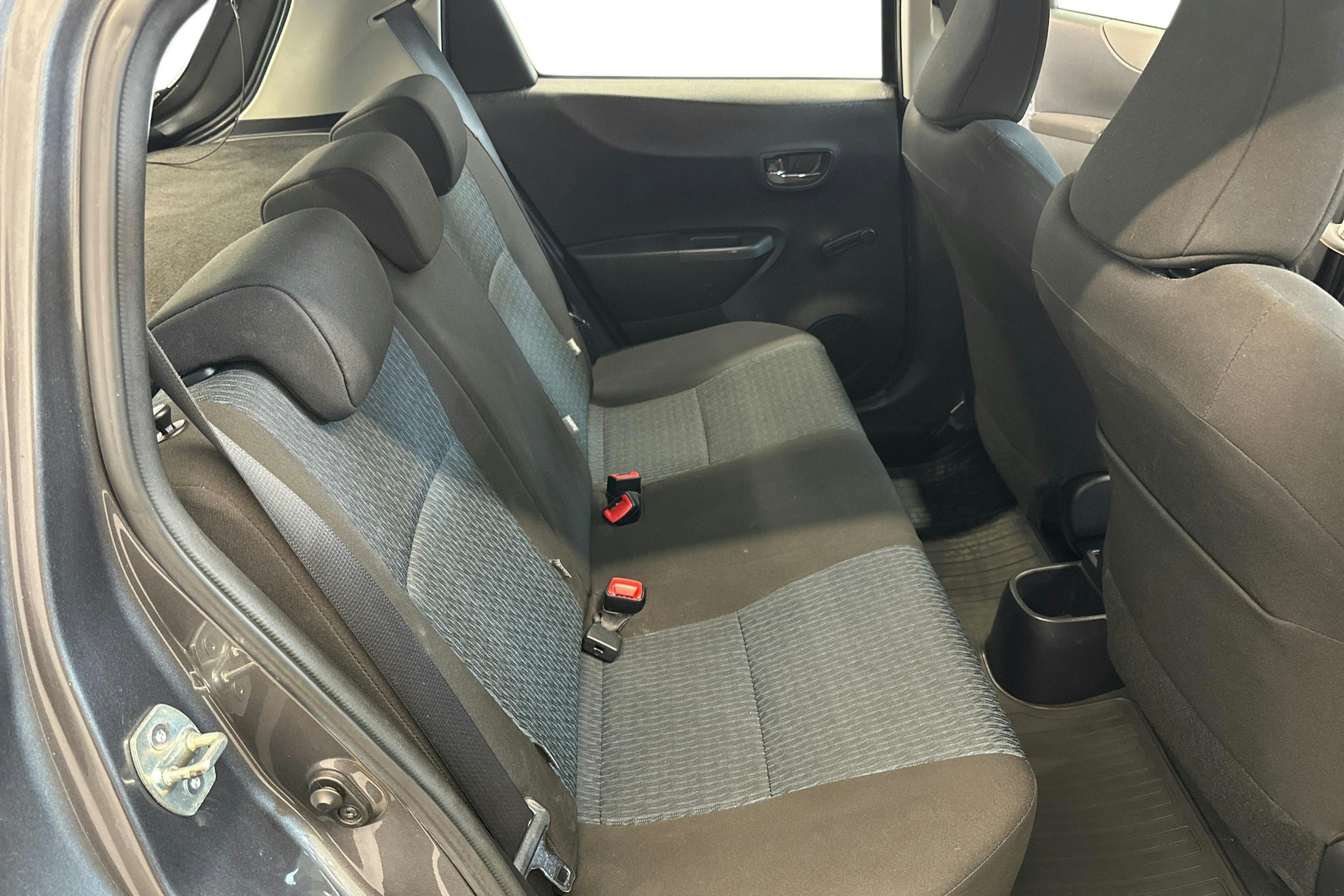 harmaa Toyota Yaris 2012 kuva 11.
