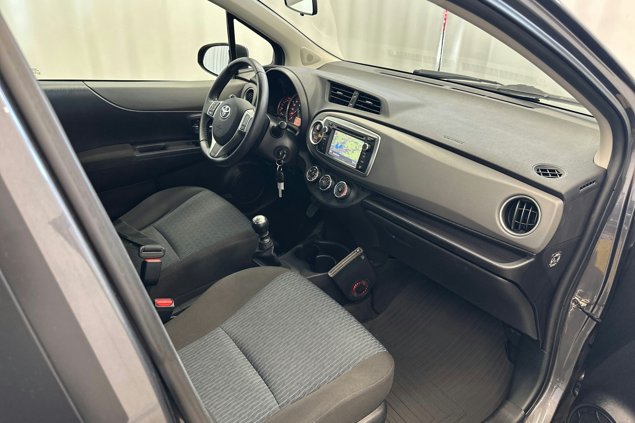 harmaa Toyota Yaris 2012 kuva 13.