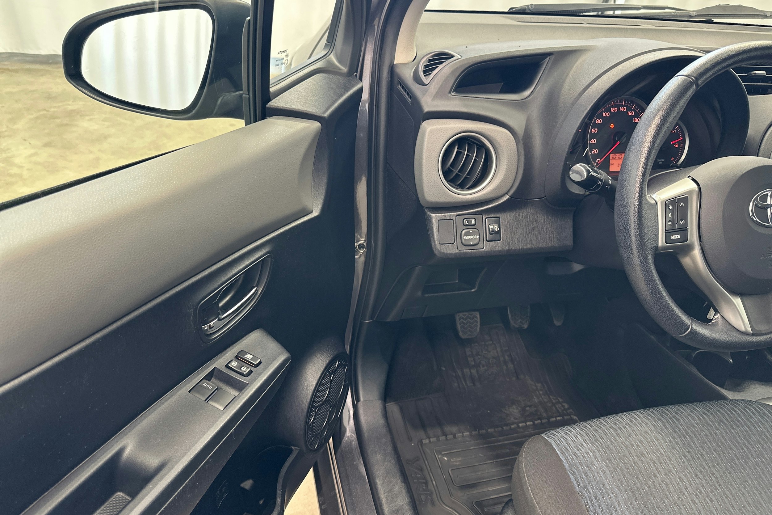 harmaa Toyota Yaris 2012 kuva 14.