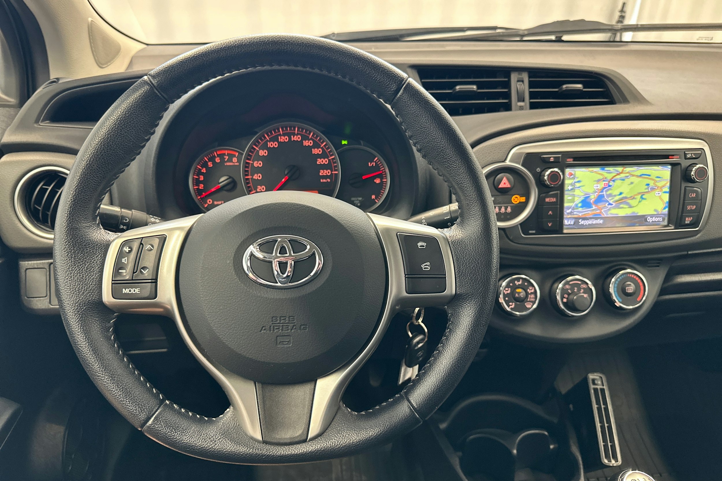 harmaa Toyota Yaris 2012 kuva 15.