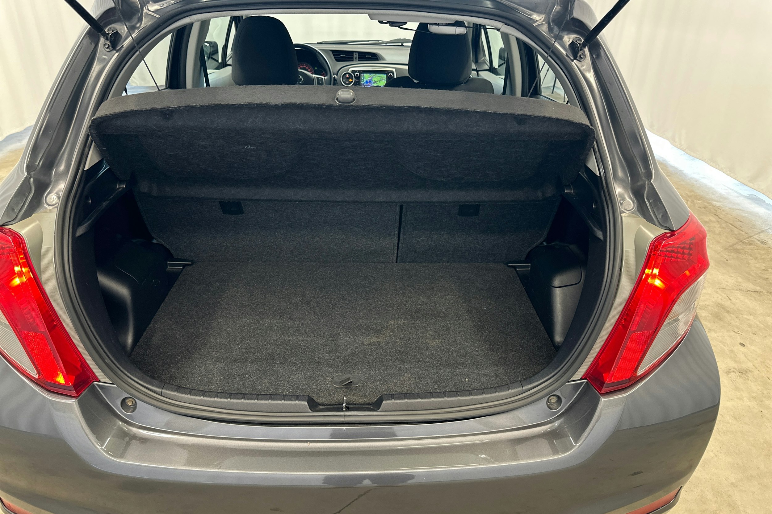 harmaa Toyota Yaris 2012 kuva 20.