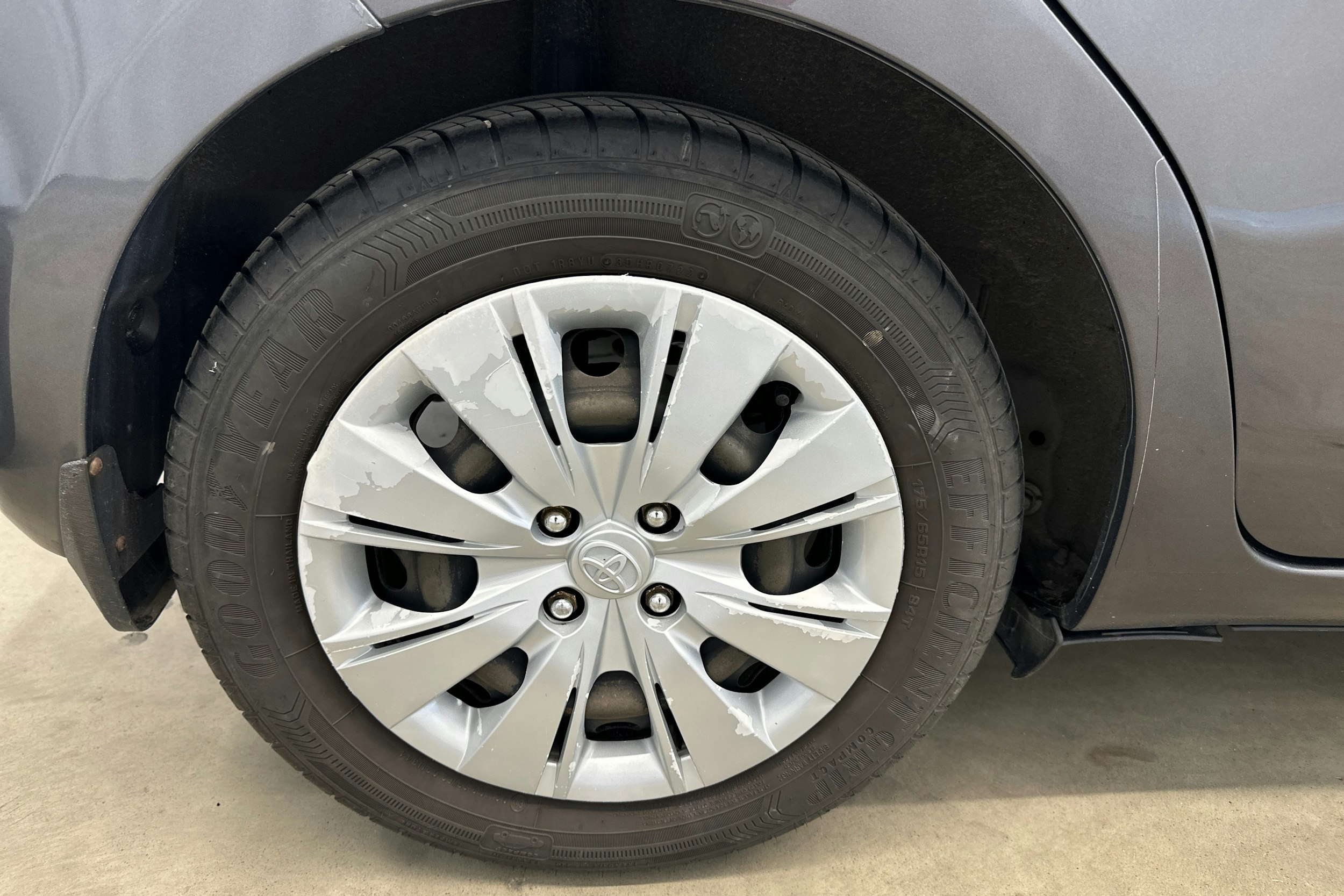 harmaa Toyota Yaris 2012 kuva 22.