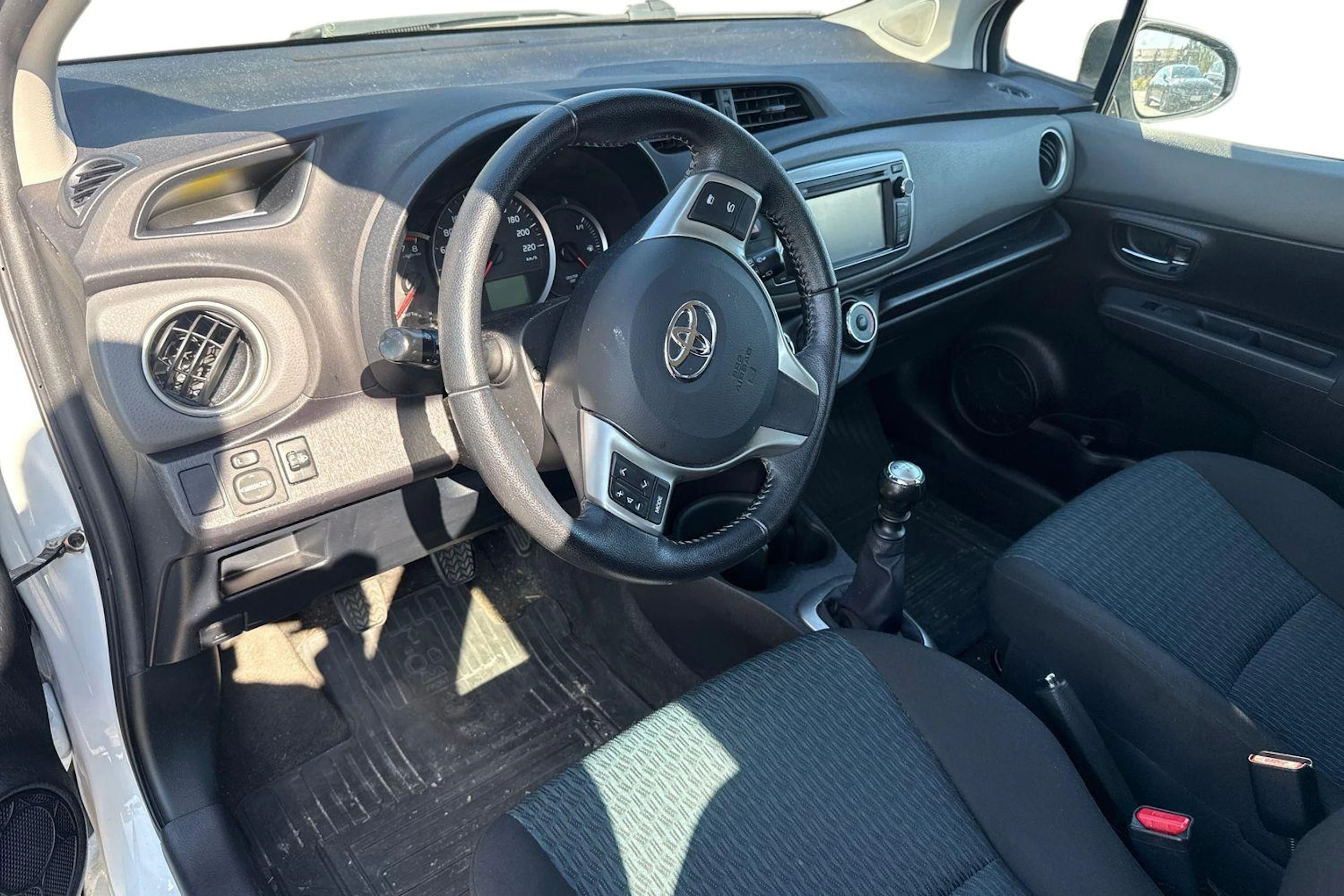 valkoinen Toyota Yaris 2012 kuva 3.