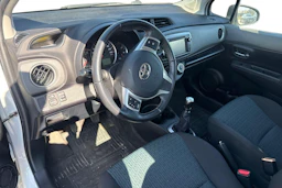 valkoinen Toyota Yaris 2012 kuva 3.
