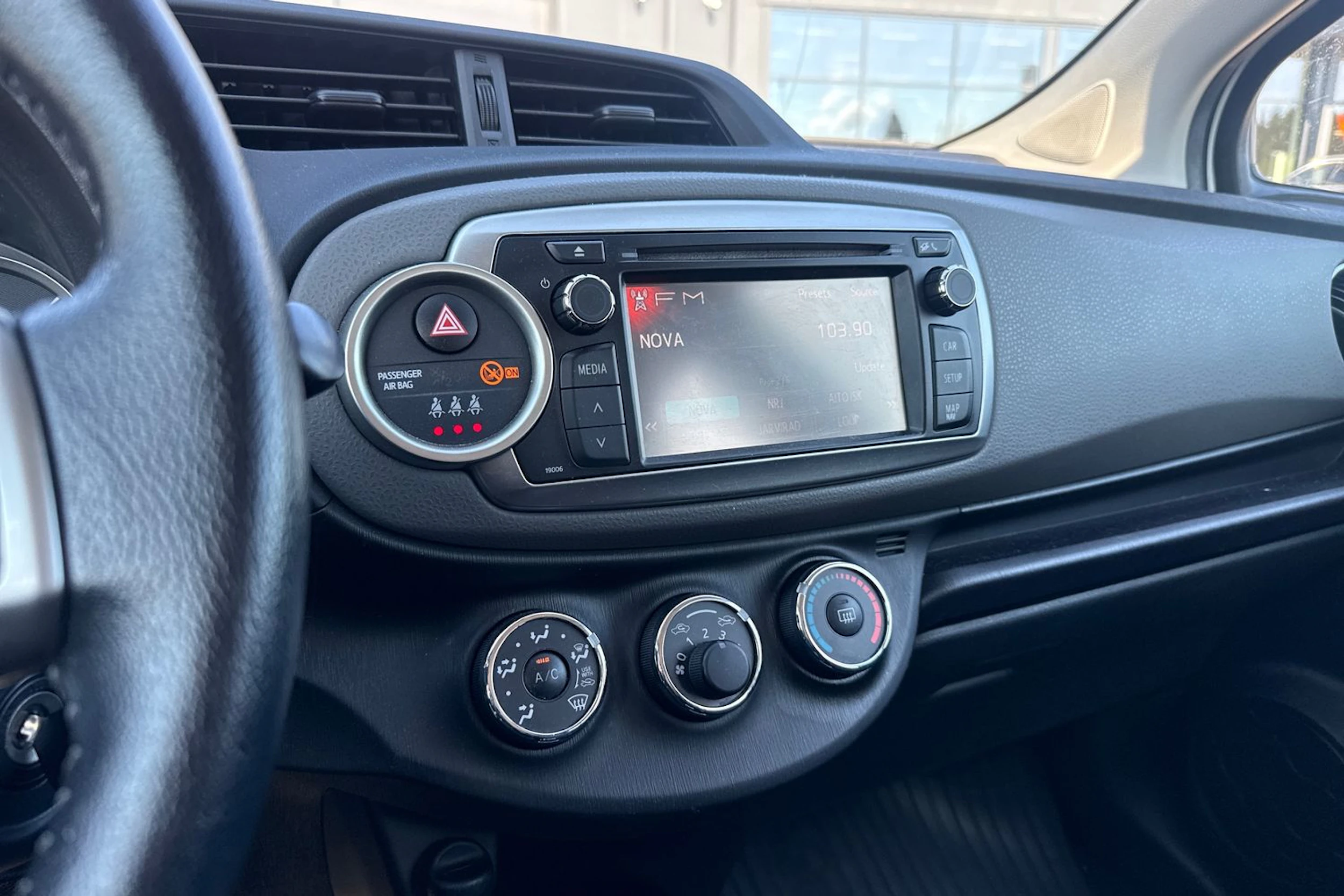 valkoinen Toyota Yaris 2012 kuva 6.