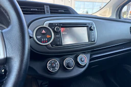 valkoinen Toyota Yaris 2012 kuva 6.