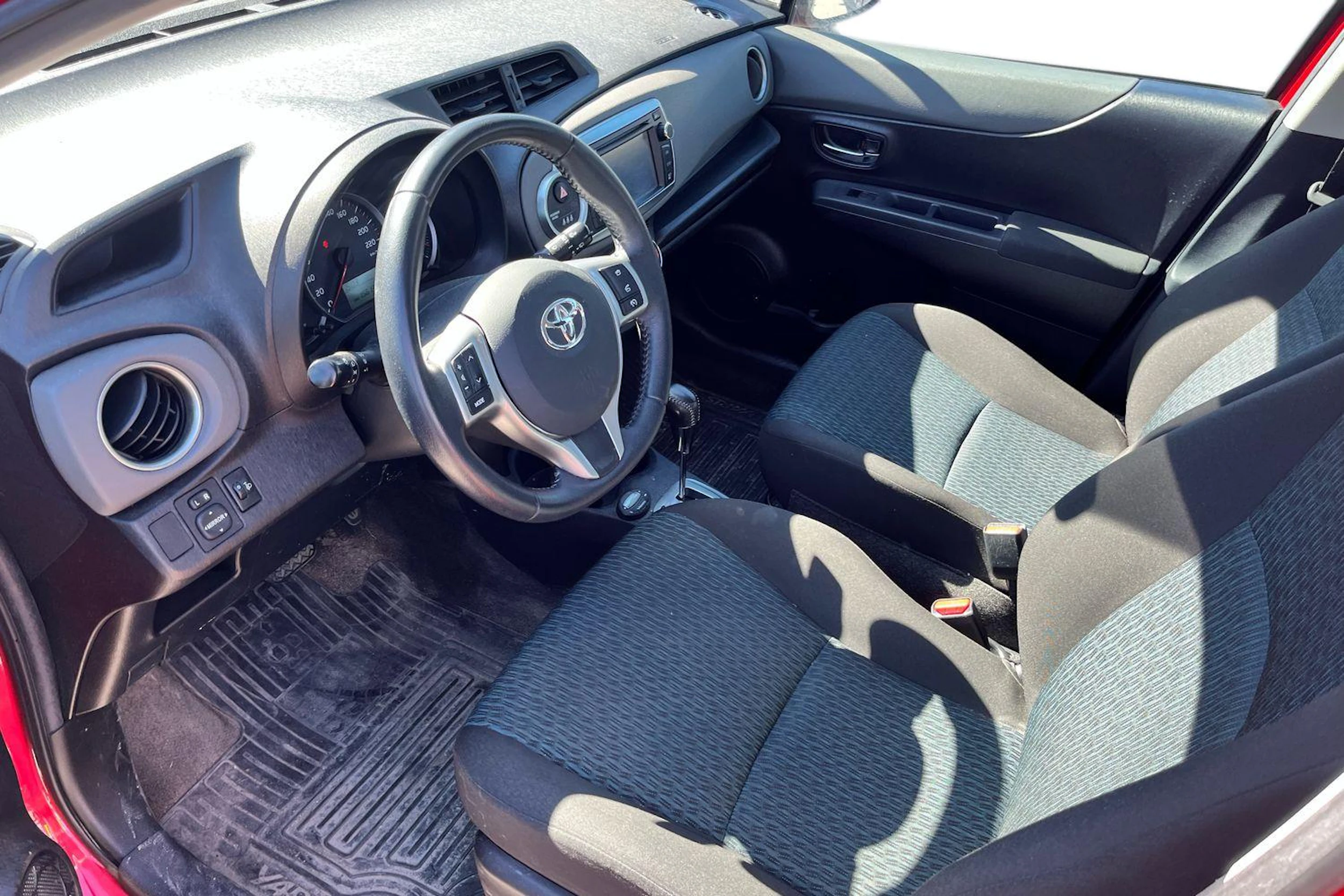 punainen Toyota Yaris 2012 kuva 3.