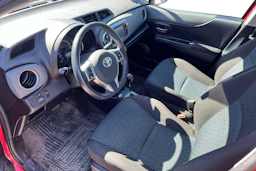 punainen Toyota Yaris 2012 kuva 3.