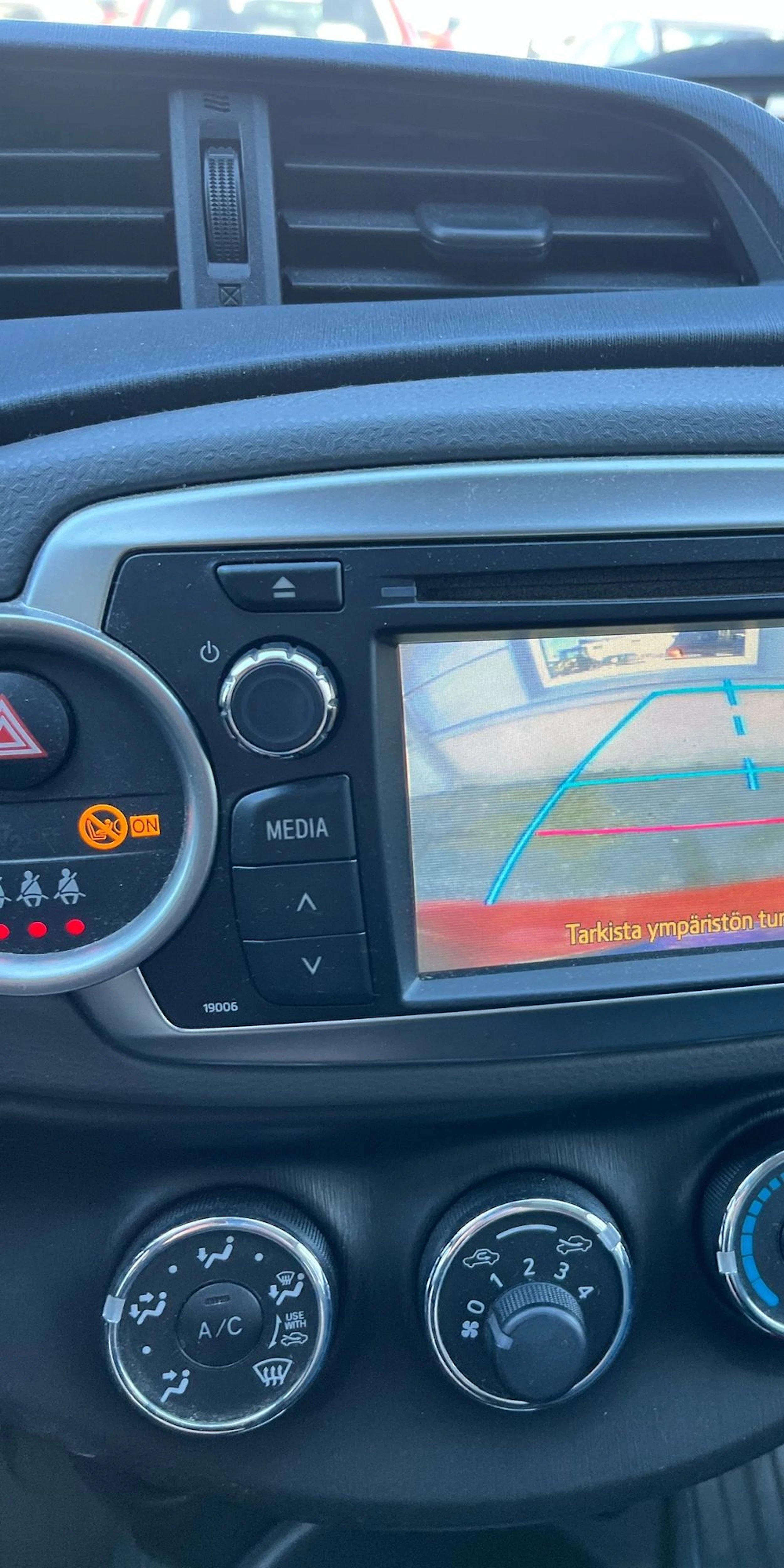 punainen Toyota Yaris 2012 kuva 6.