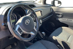 punainen Toyota Yaris 2012 kuva 3.