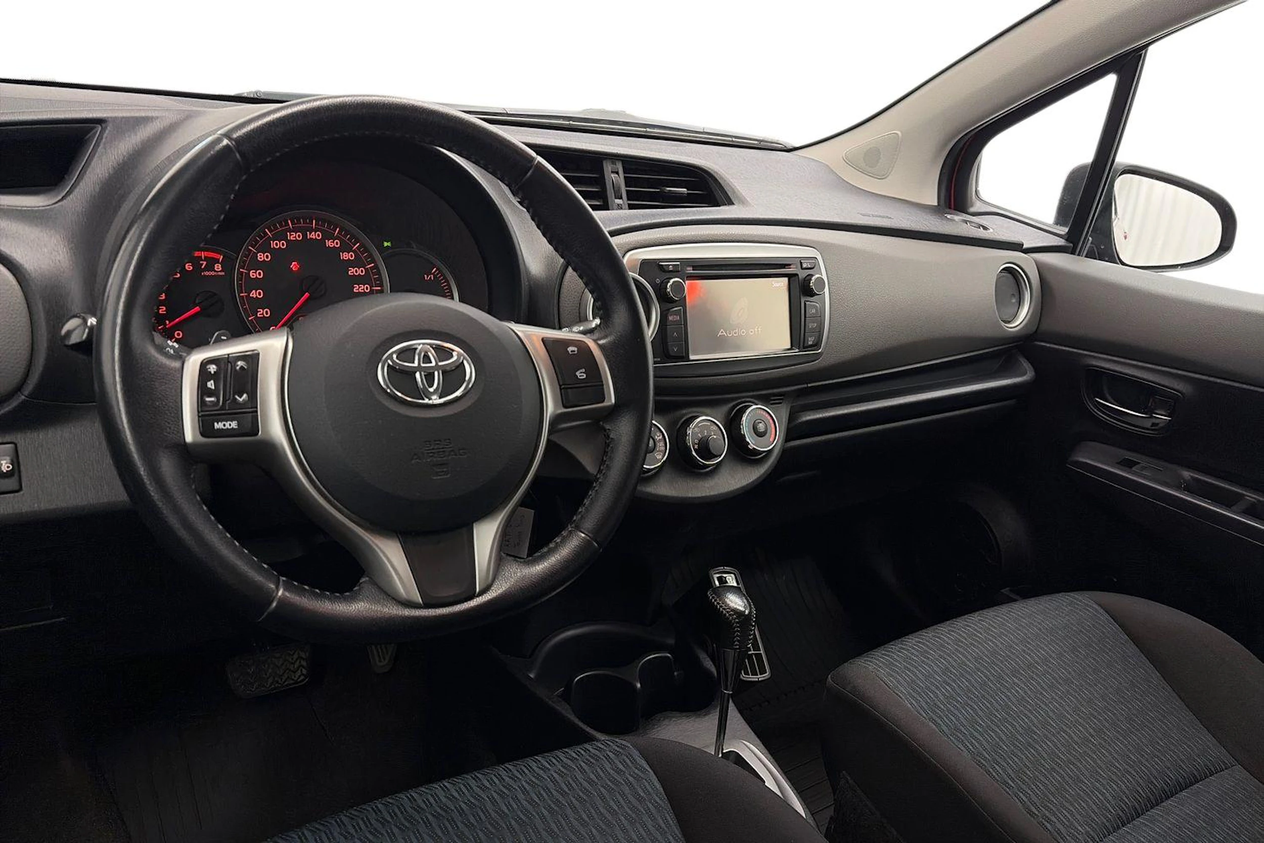 punainen Toyota Yaris 2012 kuva 8.