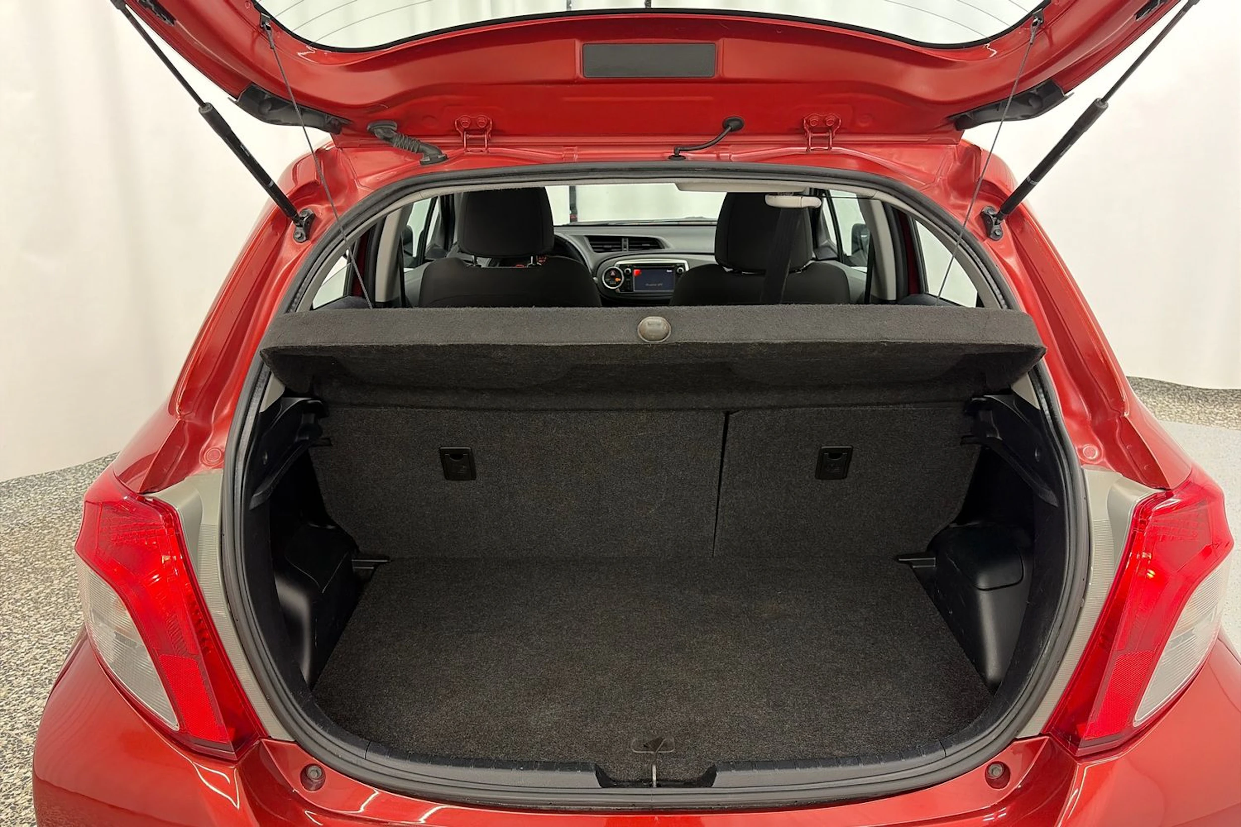 punainen Toyota Yaris 2012 kuva 13.