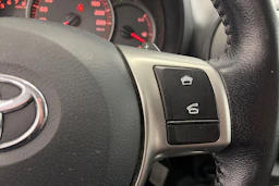 punainen Toyota Yaris 2012 kuva 18.