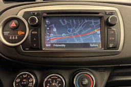 punainen Toyota Yaris 2012 kuva 20.