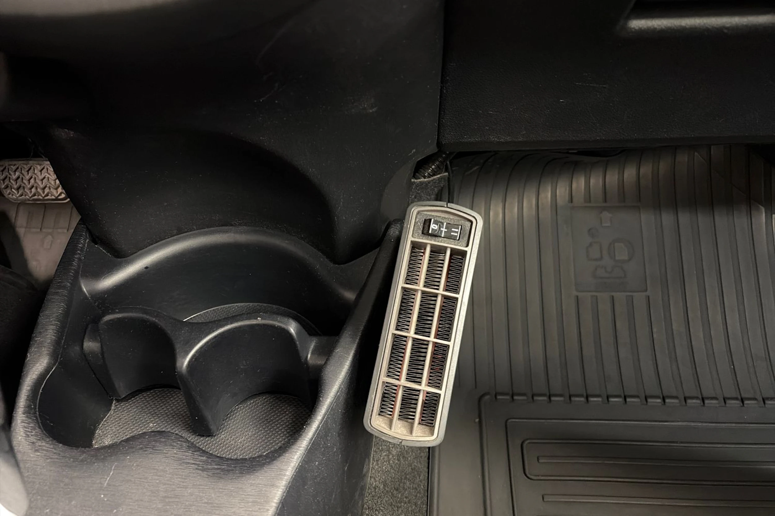punainen Toyota Yaris 2012 kuva 22.