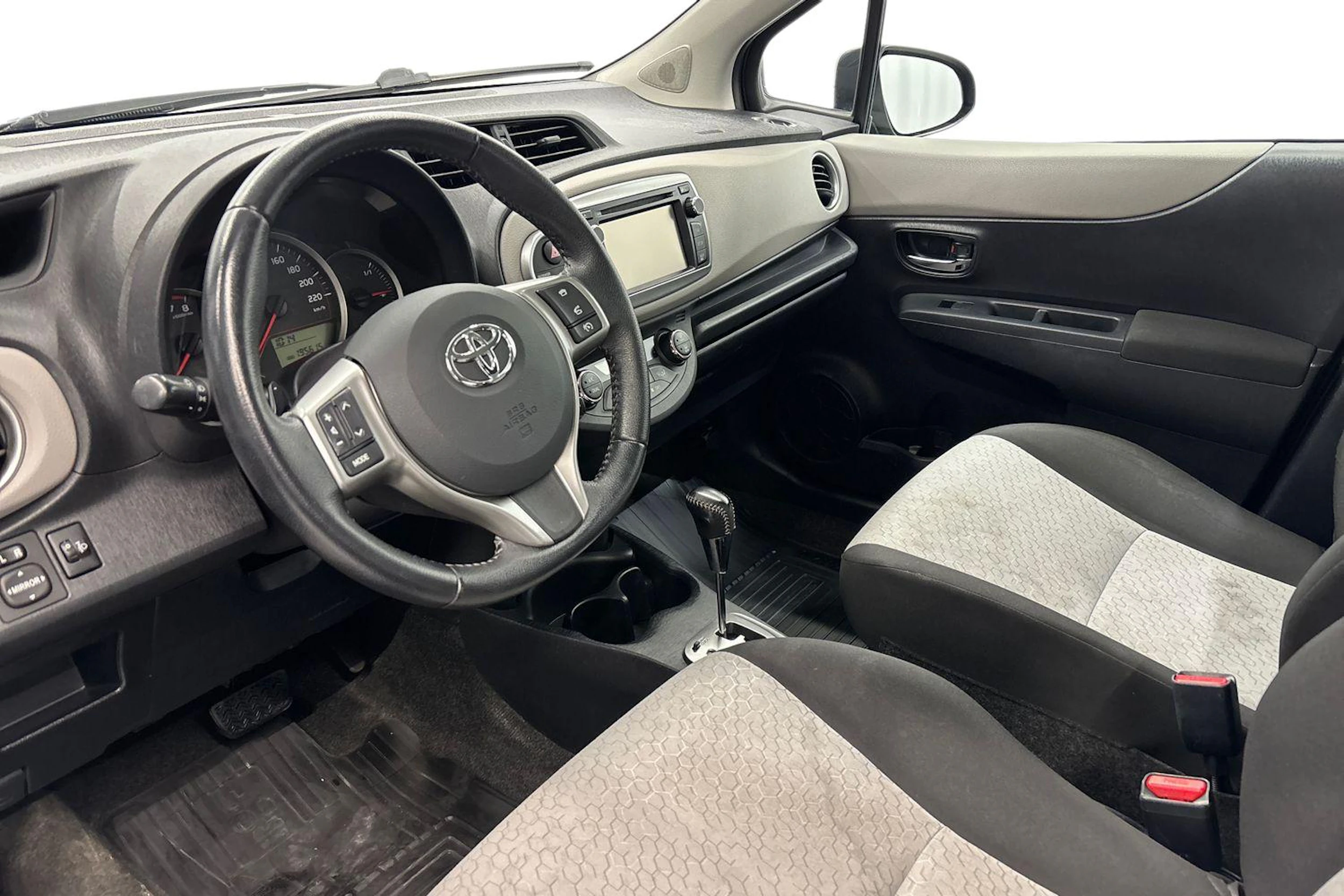 musta Toyota Yaris 2012 kuva 6.