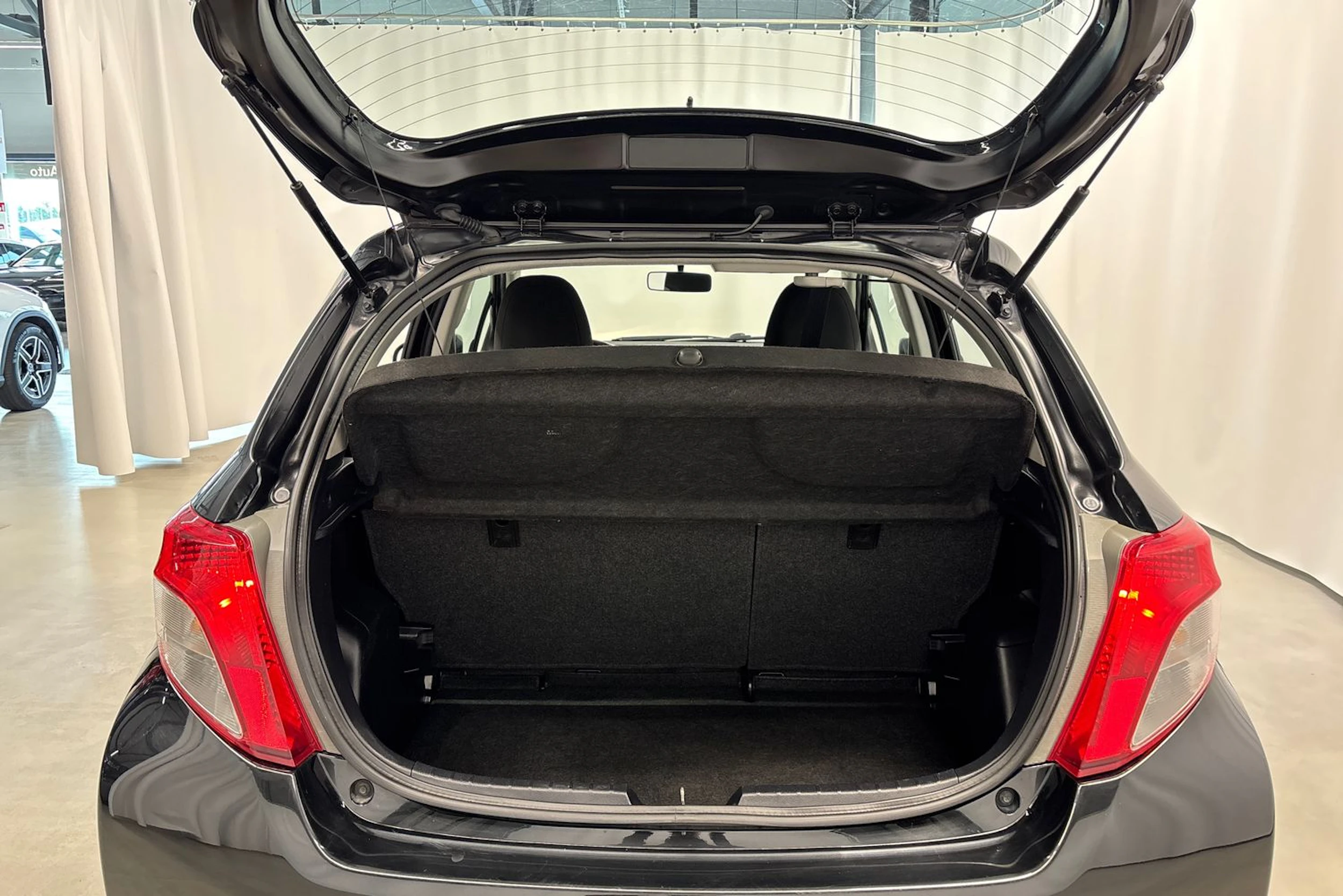 musta Toyota Yaris 2012 kuva 10.