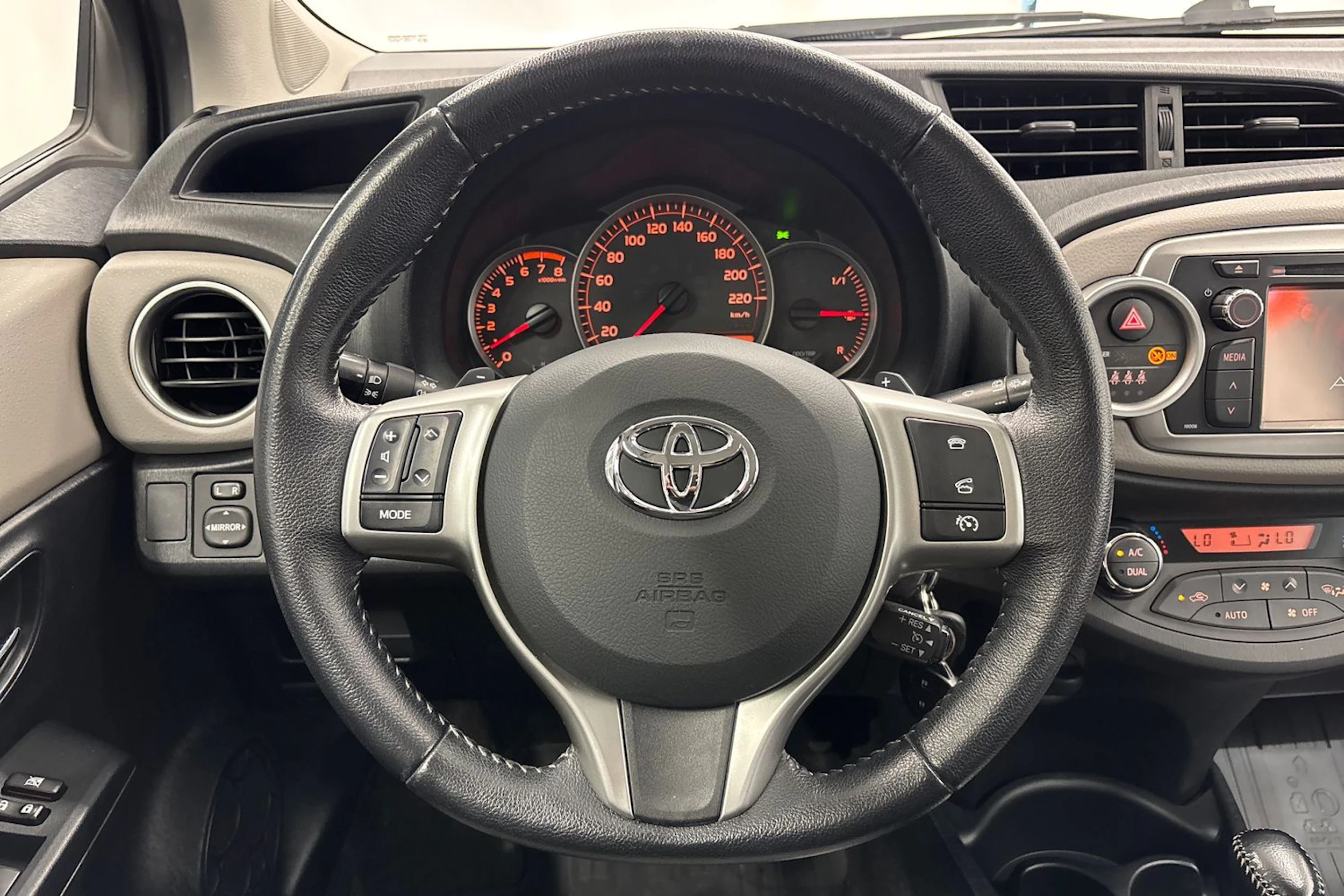 musta Toyota Yaris 2012 kuva 11.