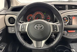 musta Toyota Yaris 2012 kuva 11.