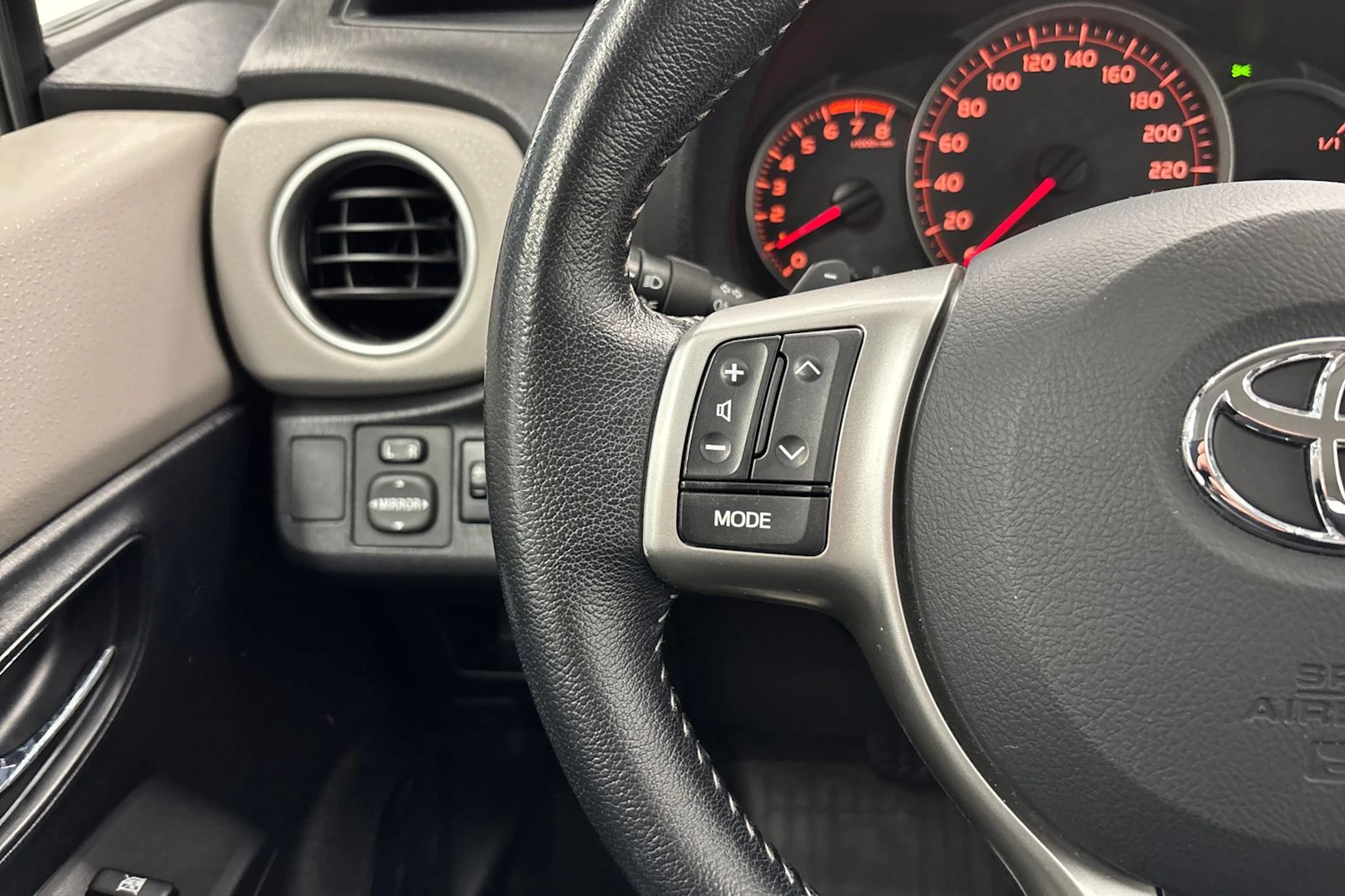 musta Toyota Yaris 2012 kuva 12.