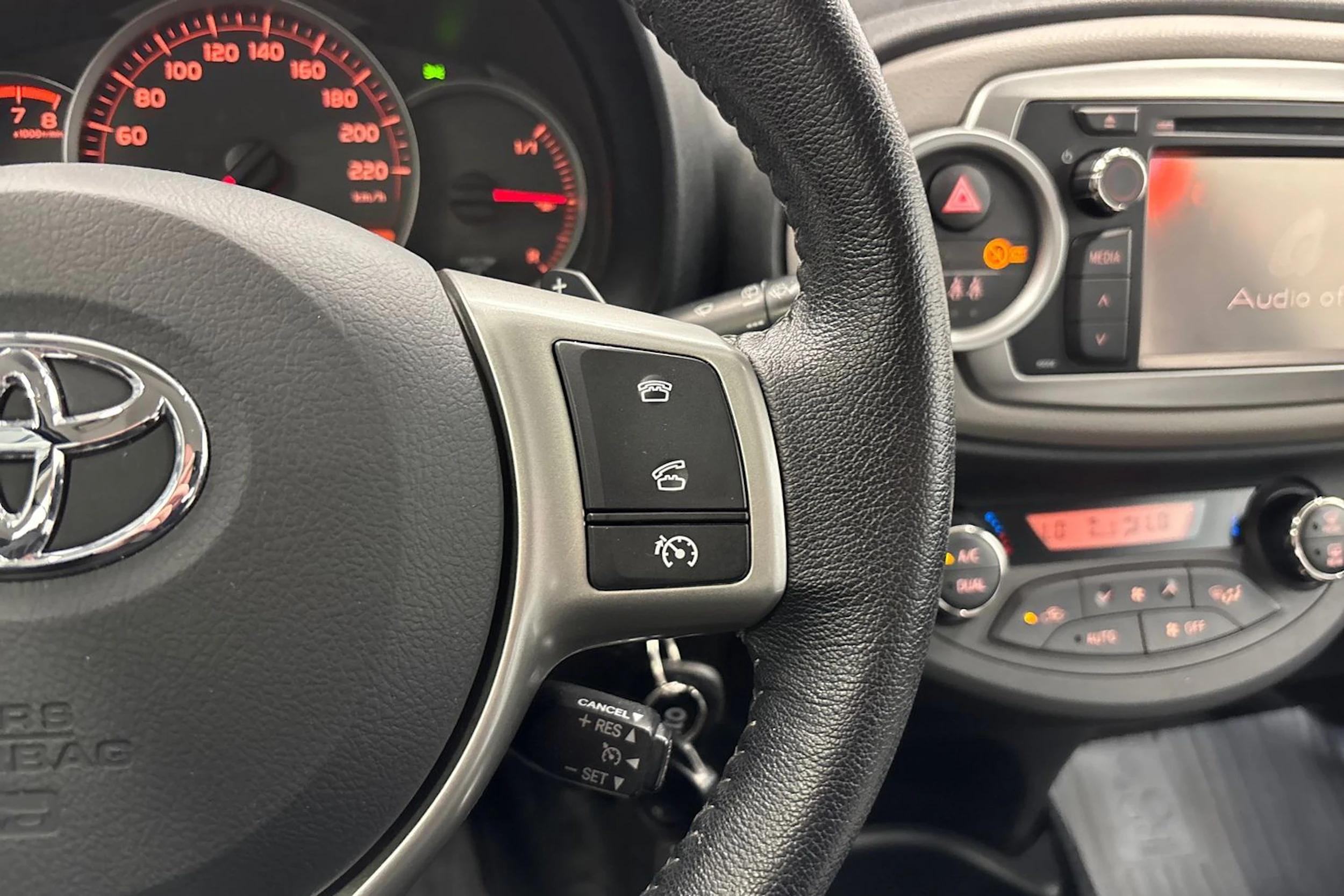 musta Toyota Yaris 2012 kuva 13.
