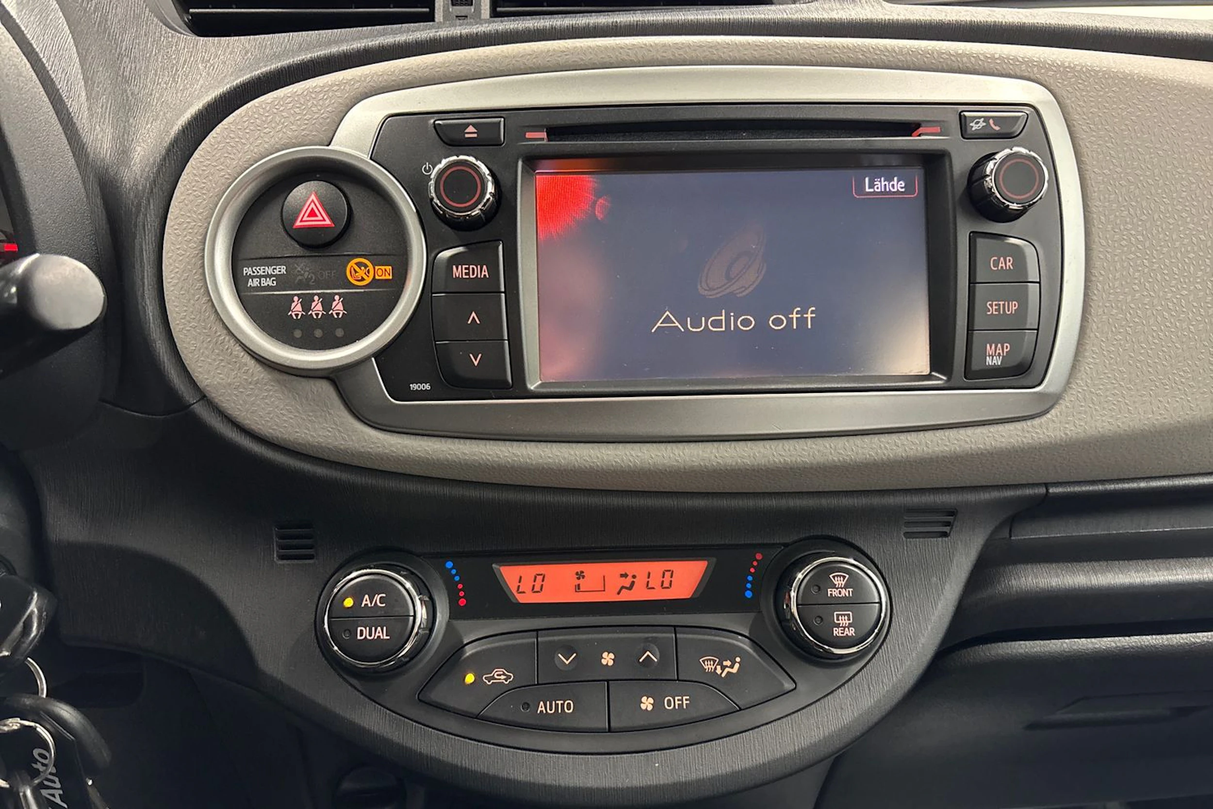 musta Toyota Yaris 2012 kuva 16.