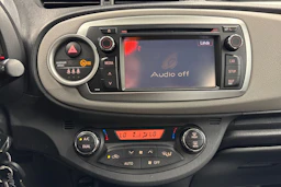 musta Toyota Yaris 2012 kuva 16.