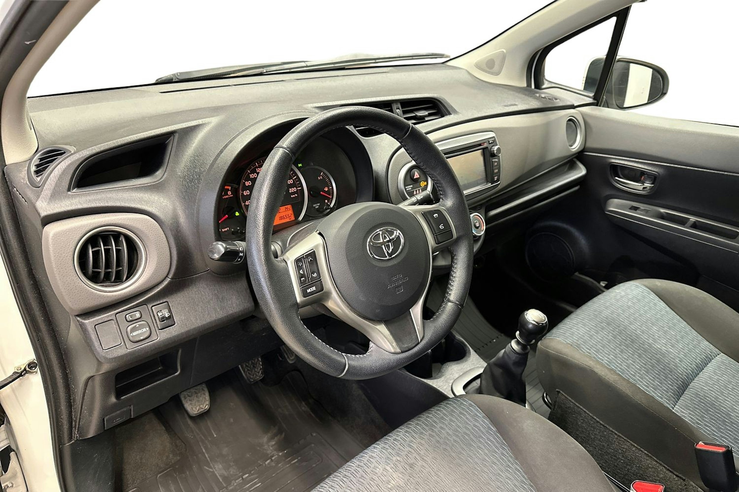 valkoinen Toyota Yaris 2012 kuva 7.