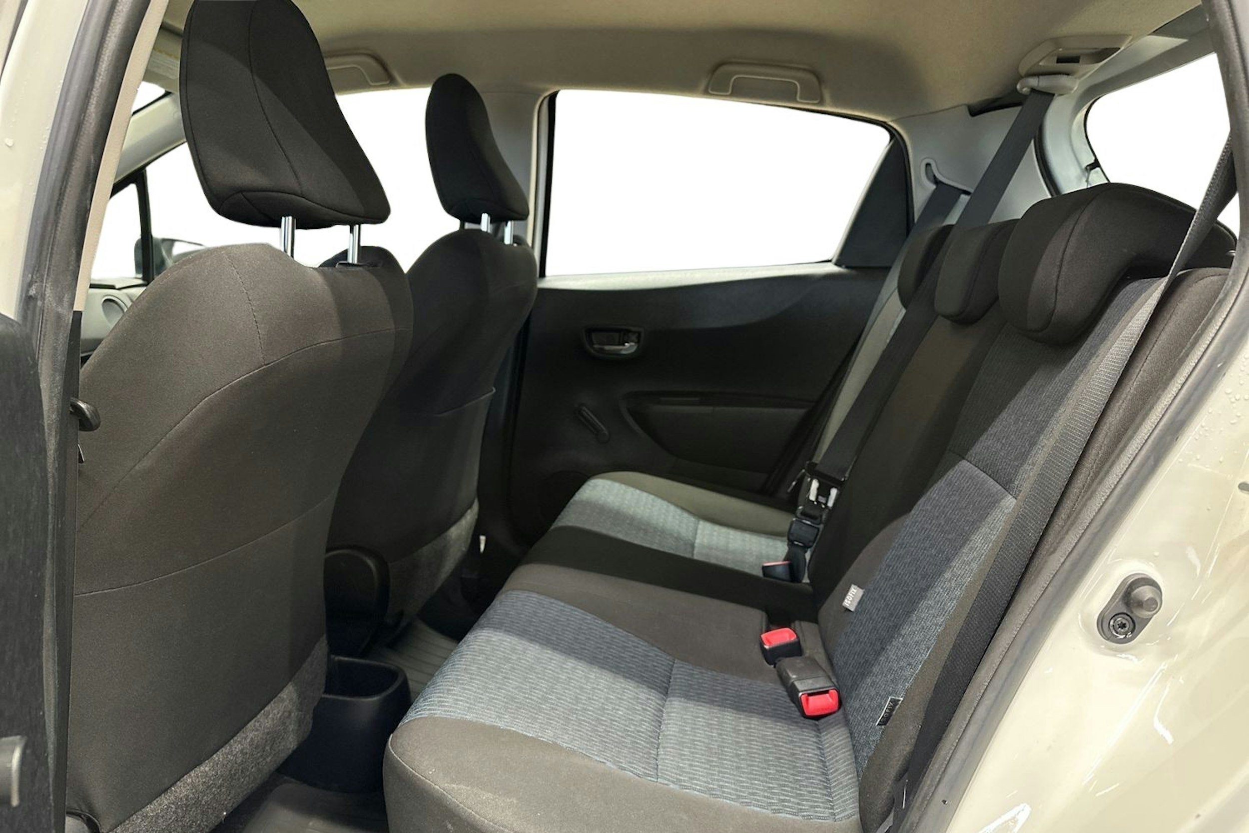 valkoinen Toyota Yaris 2012 kuva 10.