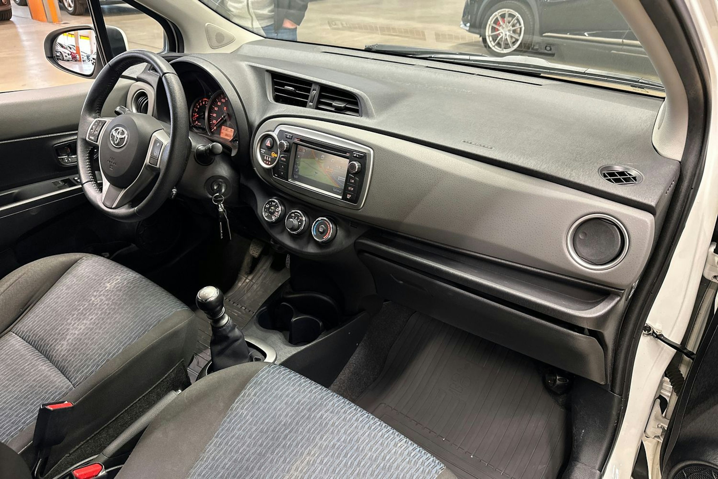 valkoinen Toyota Yaris 2012 kuva 12.