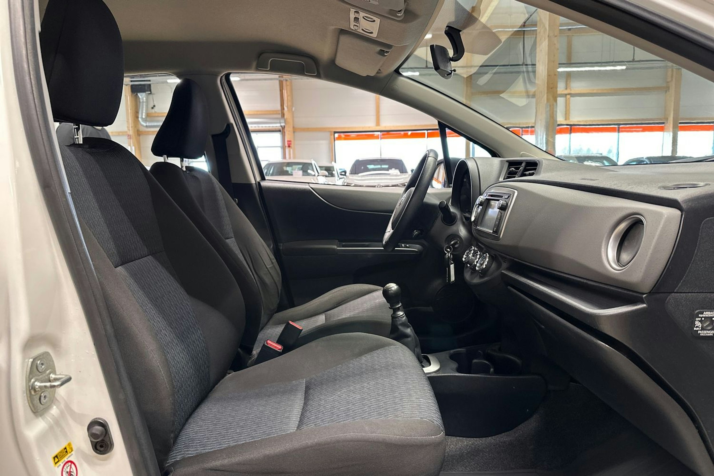 valkoinen Toyota Yaris 2012 kuva 13.