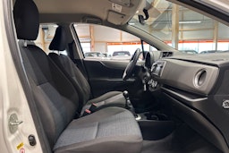 valkoinen Toyota Yaris 2012 kuva 13.