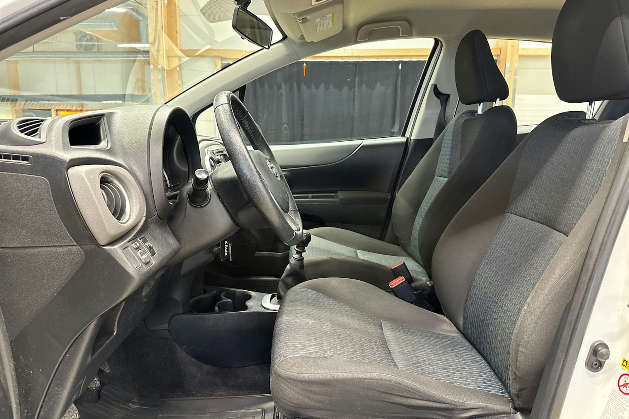 valkoinen Toyota Yaris 2012 kuva 14.