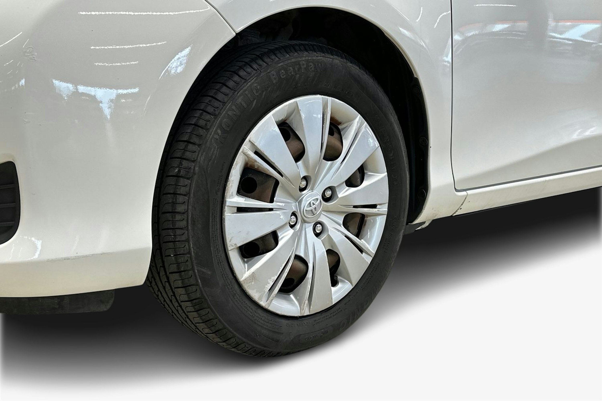 valkoinen Toyota Yaris 2012 kuva 15.