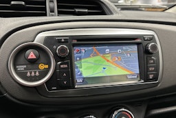 valkoinen Toyota Yaris 2012 kuva 17.