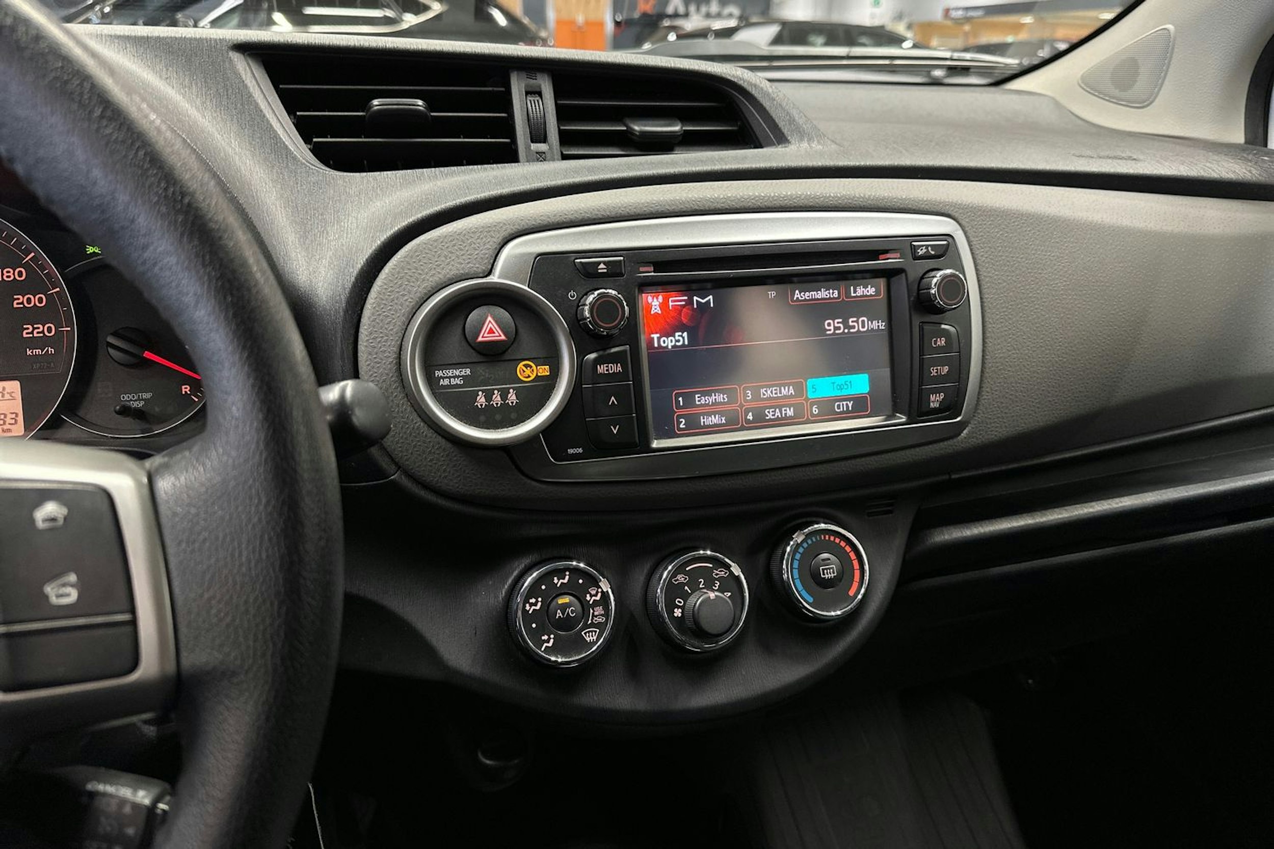 valkoinen Toyota Yaris 2012 kuva 20.